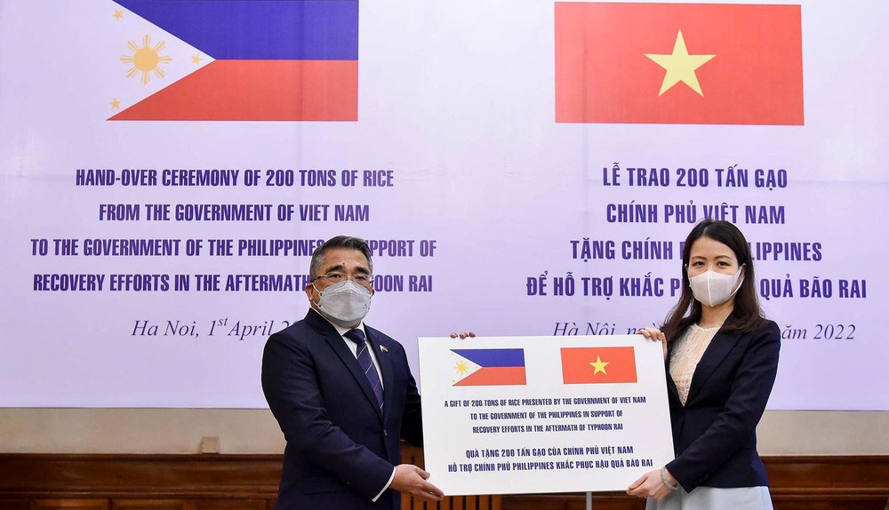 Vietnam donates rice to Philippine typhoon victims